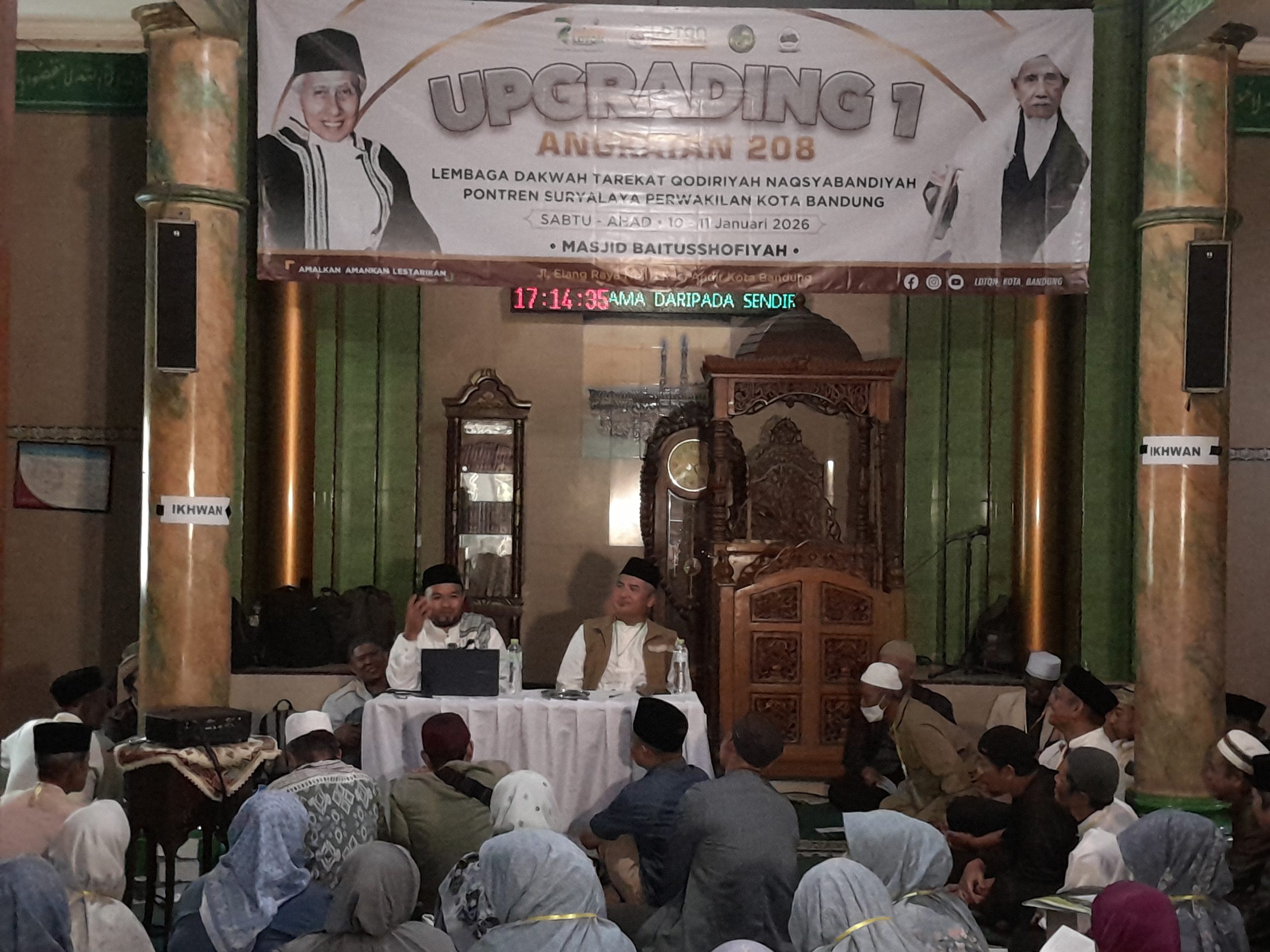 Dudin Samsudin M.hum memberikan materi dalam kegiatan 