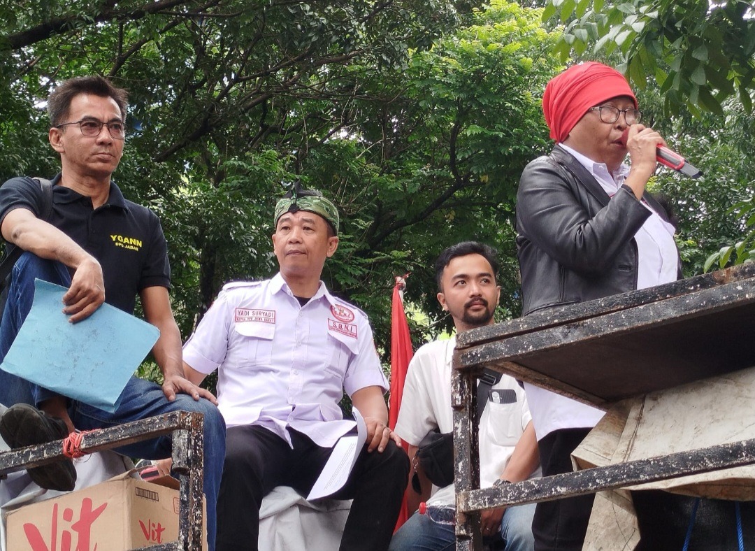 Yadi Suryadi (berbaju putih) Ketua SBNI Kota Bandung dalam sebuah orasi di Bandung.